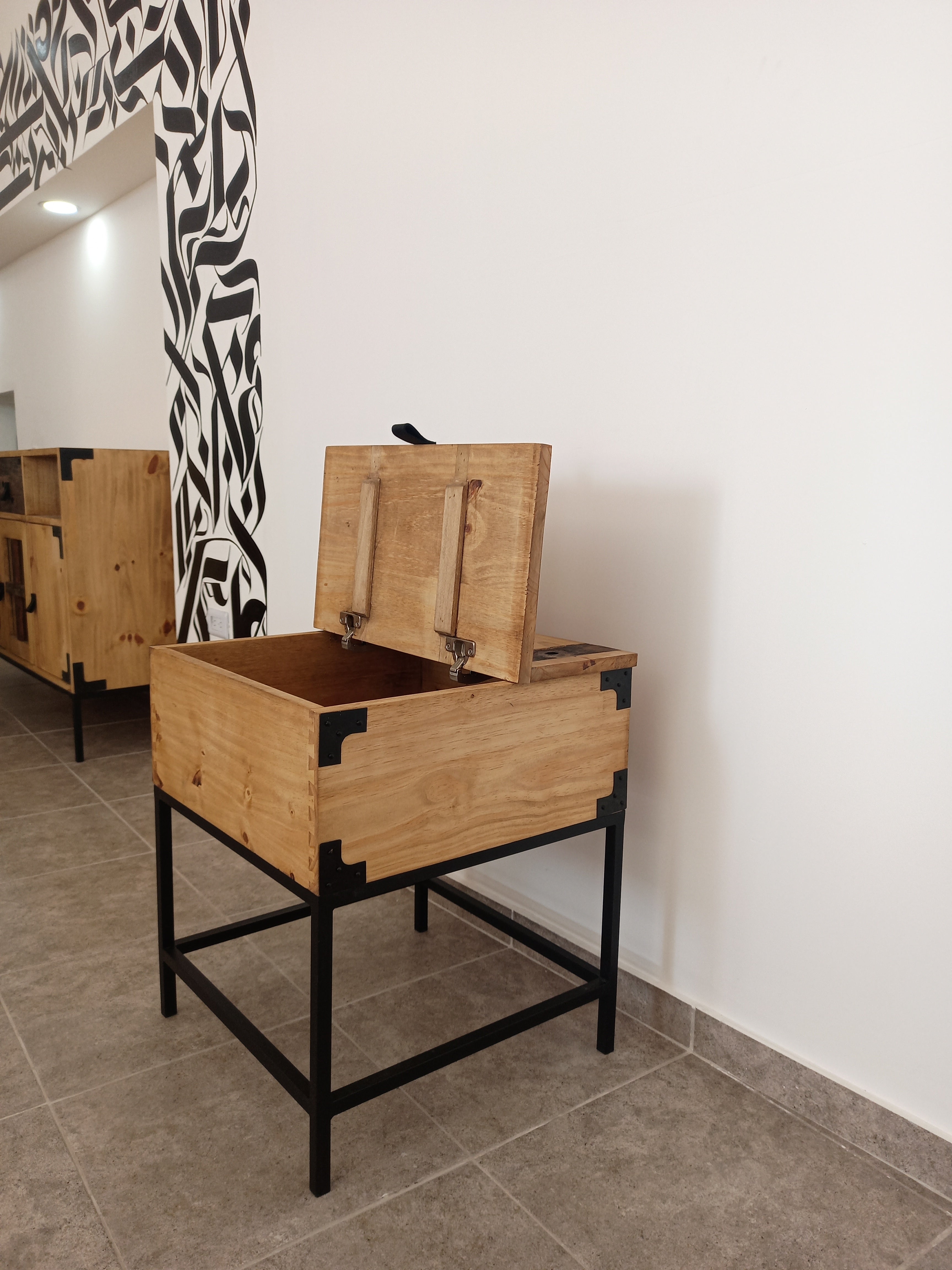 Mesa Lateral con Almacenamiento Urban Rustic