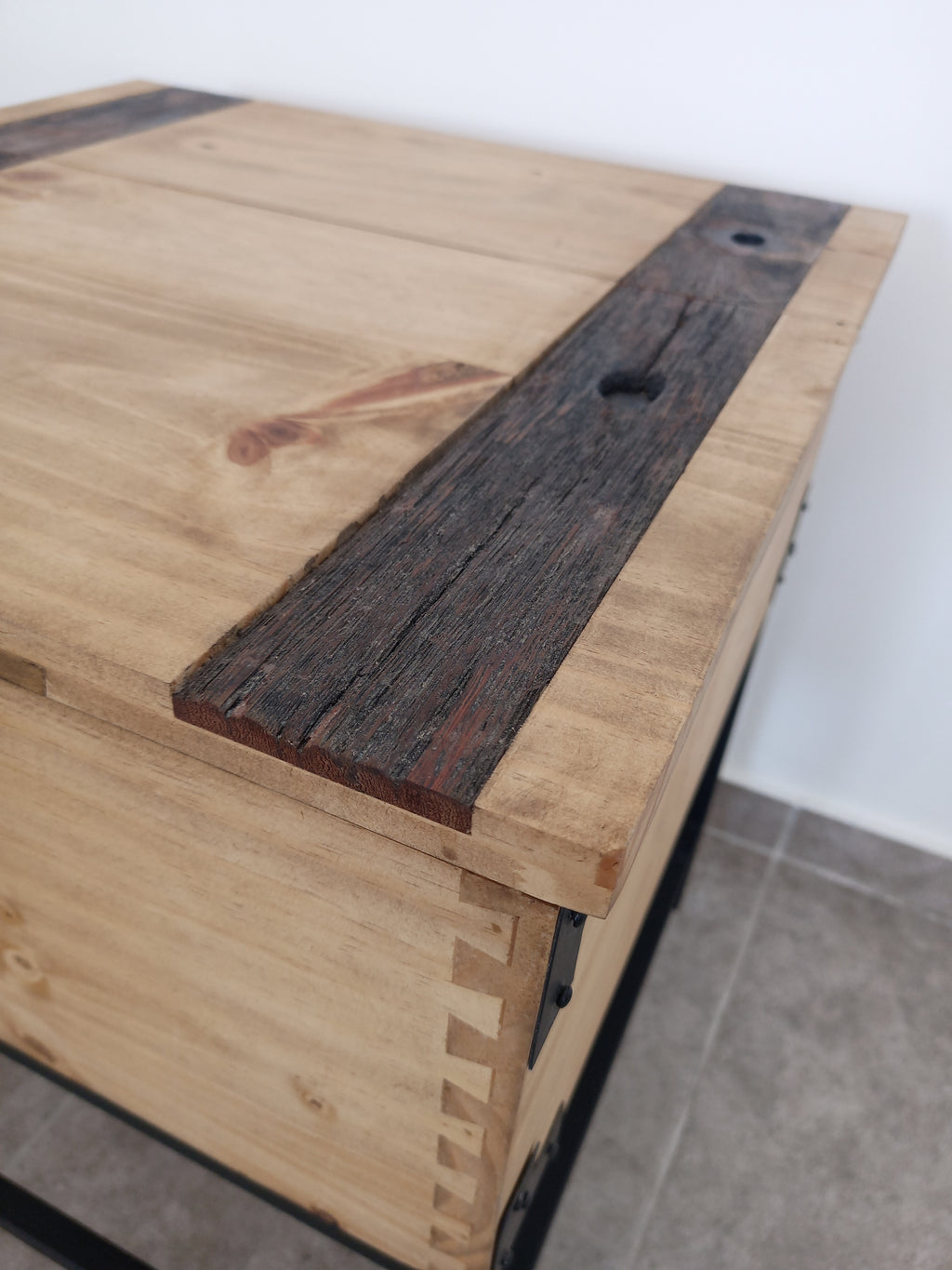 Mesa Lateral con Almacenamiento Urban Rustic