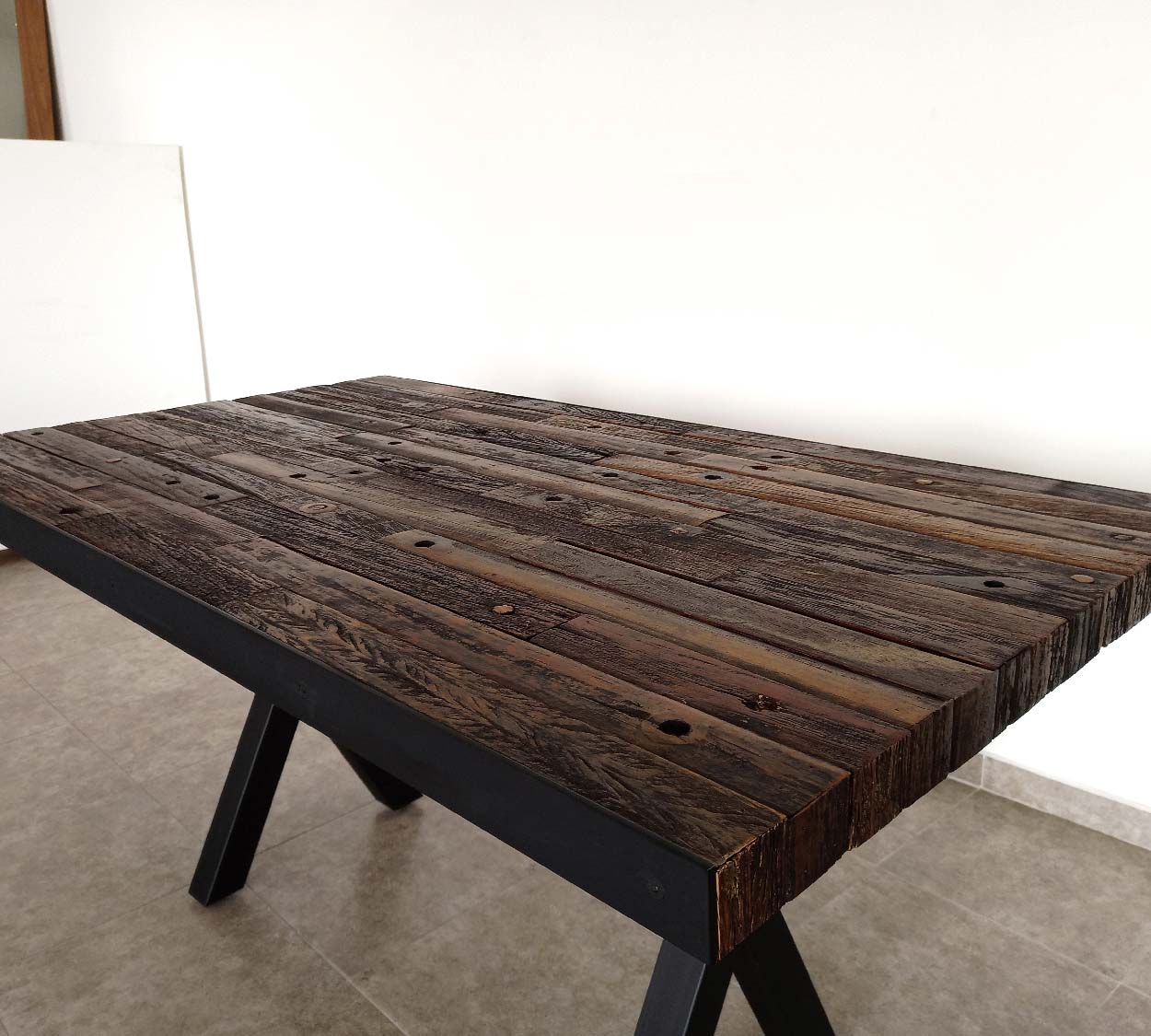 CR-813 240 Mesa Comedor Alto Voltaje